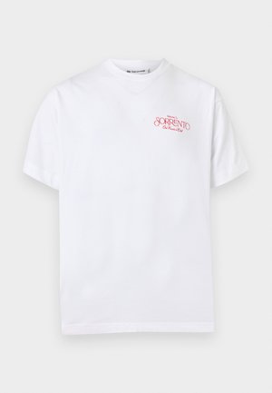 Camiseta blanca de manga corta con texto rojo "Bienvenido a Sorrento Dr. Weekend Bell" en la parte superior izquierda del pecho.