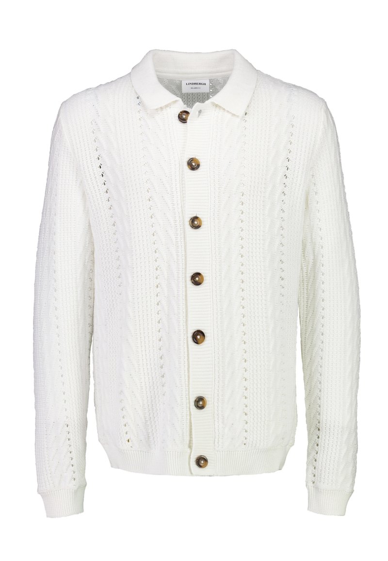 Biały dziergany kardigan z kołnierzykiem, ozdobiony fakturowanym wzorem i brązowymi guzikami z przodu. Ściągacze na mankietach i u dołu.
