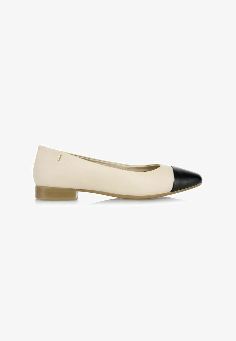 Chaussure plate beige avec un petit talon en bois et un bout pointu noir, avec un petit logo doré sur le côté extérieur près du talon.