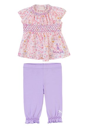 Top floreale con corpetto arricciato in rosa, viola e giallo, abbinato a leggings viola con orli arricciati e un nastro bianco come dettaglio.