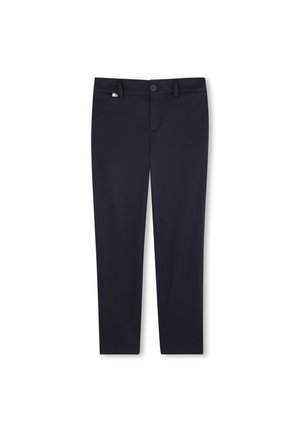Pantalon taillé bleu marine en tissu lisse, doté d'une fermeture à bouton sur le devant, de passants de ceinture et d'une coupe slim sans motifs visibles.