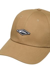 Beige pet met een gebogen klep, gemaakt van duurzaam stof, met een zwart-wit geborduurd logo in een ruitvorm aan de voorkant.