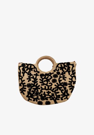 Bolso de paja tejido con asas redondas, con un bordado negro de flores y enredaderas sobre un fondo beige.