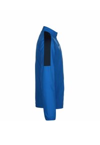 Blauwe sportjas met hoge kraag, zwarte schouderaccenten en een gladde textuur. Zijaanzicht met lange mouwen en geen zichtbare knopen.