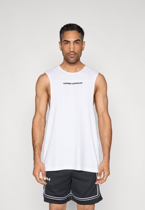 Weißes ärmelloses, sportliches Tanktop mit schwarzem "UNDER ARMOUR"-Logo. Kombiniert mit schwarzen Mesh-Shorts, die weiße Akzente und ein Logo nahe dem Saum aufweisen.