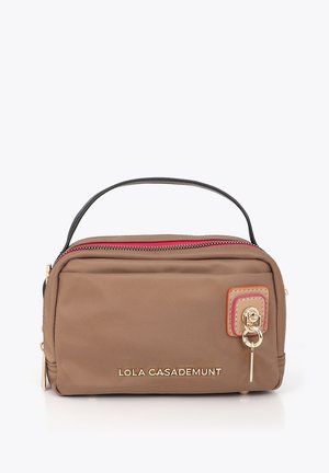 Bolso rectangular marrón con asa negra, cremallera dorada y adorno decorativo dorado, con el logo de Lola Casademunt en el frente.