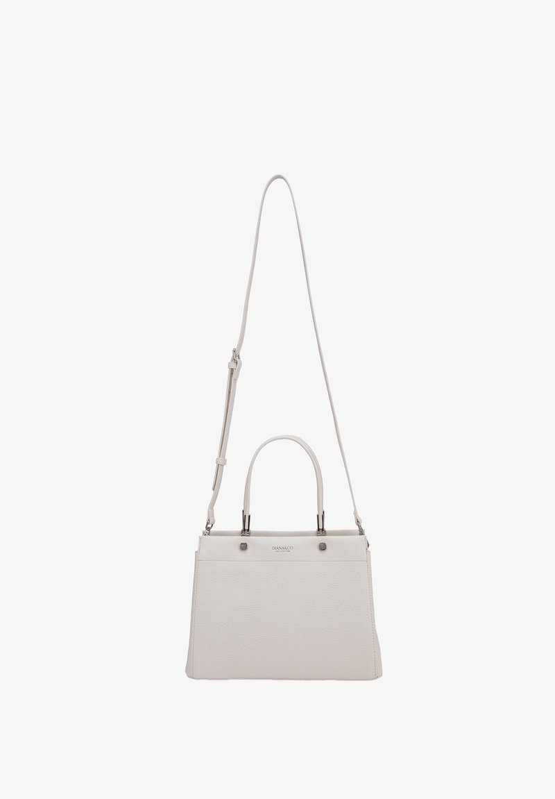 Sac à main en cuir blanc structuré avec poignées supérieures et bandoulière longue réglable, arborant un logo de marque discret sur le devant.