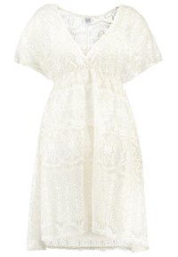 Vitt spetsklänning med V-ringning, korta ärmar och rynkad midja. Har blommönster och geometriska mönster, med volang i nederkant.