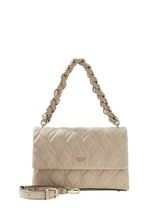 Sac à bandoulière matelassé beige avec poignée chaîne dorée, bandoulière amovible et petit logo doré "GUESS EST 1981" sur le rabat avant.
