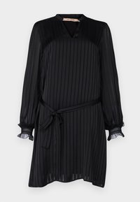 Črna obleka z navpičnimi črtami, z V-izrezom, dolgimi rokavi z nabranimi manšetami in tkaninskim pasom, ki poudarja pas. Gladka tekstura.