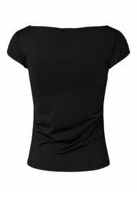 Haut noir pour femme à manches courtes, avec un large décolleté et une taille cintrée, présenté sur fond blanc.