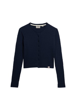 Marineblauwe kabelgebreide cropped cardigan met lange mouwen, ronde halslijn en knoopsluiting aan de voorkant, met een klein stoffen merkteken.