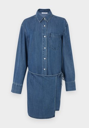 Denim-Kleid in Dunkelblau mit durchgehender Knopfleiste, langen Ärmeln, einer einzelnen Brusttasche und einem Taillenbindegürtel.