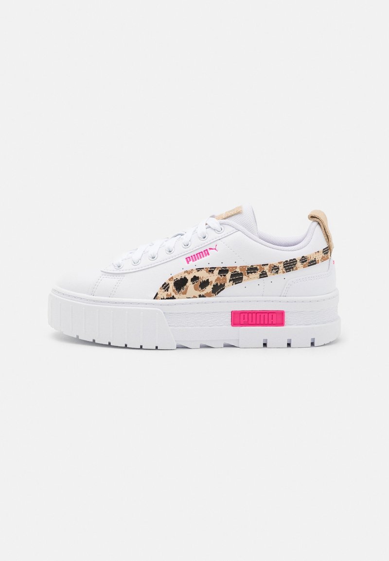 Baskets blanches Puma avec semelle épaisse, bande à imprimé léopard, logo Puma rose et languette beige au talon sur fond uni.