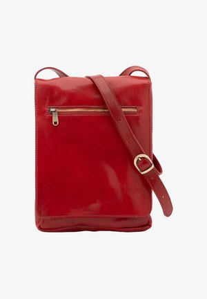 Rode leren crossbodytas met verstelbare band en voorvak met rits, voorzien van een ritssluiting en gesp met goudkleurige afwerking.