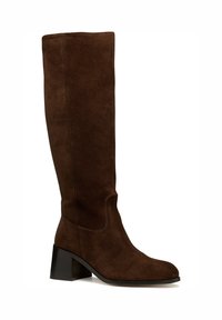 Bota de ante marrón hasta la rodilla con tacón cuadrado, que presenta una textura suave y lisa, junto con un discreto detalle de costura a lo largo del costado.