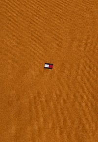 Tommy Hilfiger PIMA ORG CTN CASHMERE ROLL NECK - Camisola - crest gold