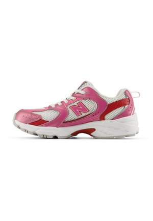 Pink-weißer Sportschuh mit Mesh-Obermaterial, roten Akzenten, weißen Schnürsenkeln und gepolsterter Sohle, von der Seite auf weißem Hintergrund gezeigt.