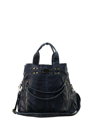 Bolso de mano de cuero negro con dos asas, una correa de hombro desmontable, bolsillos delanteros con cremallera y detalles de botones de latón.