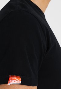 Superdry & Co LABEL VNTGE  - Camiseta estampada - black