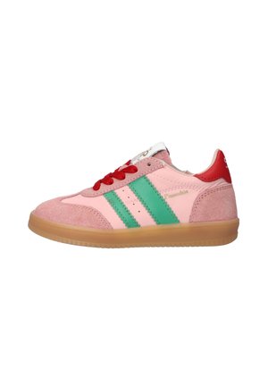 Baskets basses roses avec des bandes latérales vertes, un talon rouge avec languette, des lacets rouges et une semelle en gomme marron clair.