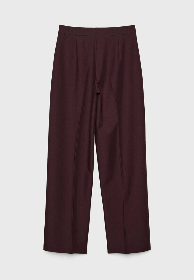 Pantaloni borgogna con una vestibilità comoda, caratterizzati da una parte anteriore piatta e senza elementi metallici visibili. Realizzati in un tessuto liscio con una leggera lucentezza.