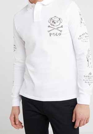 Biała koszulka polo z długim rękawem i kołnierzykiem, z grafiką czaszki i skrzyżowanych kości oraz tekstem na rękawach, wykonana z oddychającej bawełny.