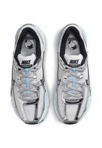Nike Sportswear ZOOM VOMERO 5 NEWS - Tenisky - white/mtlc silver-pure platinum-blue tint-platinum tint-black