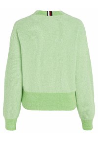 Grüner gerippter Strickpullover mit verkürztem Design und weiten Ärmeln. Mit einem einfarbigen grünen Saum und einem mehrfarbigen Streifenakzent am Kragen.