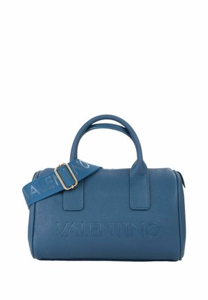 Sac à main en cuir bleu de forme arrondie, avec deux anses courtes et une longue bandoulière ornée d'un logo embossé. Texture lisse et ferrures dorées.