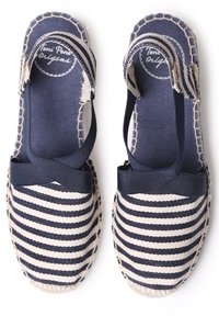 Tumesinine ja koorvalge triibuline espadrill, millel on kangas ülemine osa, elastsed rihmad ja punutud jute tald. Mukendab logo sisetaldal. Lame disain.