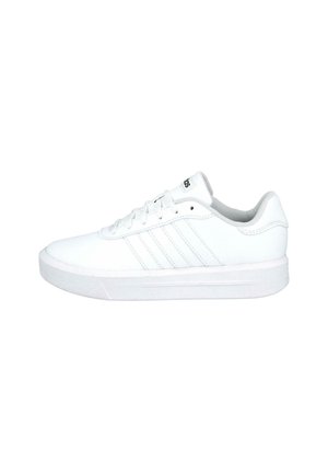 Zapatillas deportivas blancas con parte superior de piel lisa, puntera redonda, seis ojetes y tres franjas laterales. Cuentan con una suela de goma y un collar acolchado.