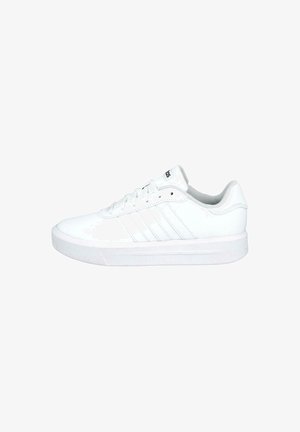 Zapatillas deportivas blancas con parte superior de piel lisa, puntera redonda, seis ojetes y tres franjas laterales. Cuentan con una suela de goma y un collar acolchado.