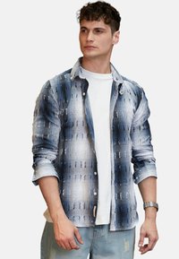 Jeansskjorte med en gradientfade fra blå til hvid, med en knap-ned design, slidte detaljer og opsmøgede ærmer.