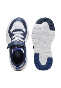 Scarpe sportive blu navy e bianche con tomaia in mesh traspirante, lacci piatti, cinturino regolabile e suola in gomma bianca testurizzata.