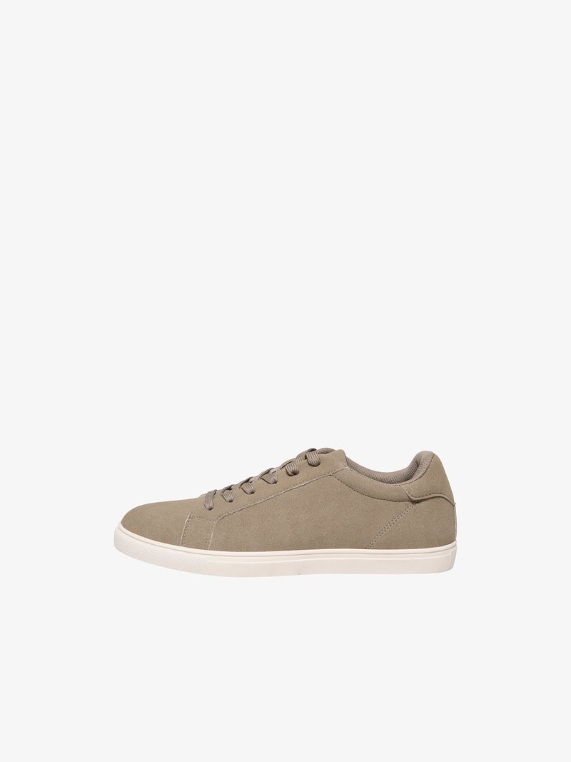 Baskets basses en daim beige avec lacets beiges, col rembourré et semelle en caoutchouc blanche, vues de côté gauche sur fond blanc.