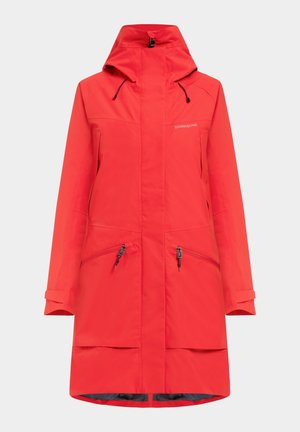 Chaqueta impermeable roja con capucha, cierre de cremallera, dos bolsillos frontales con cremallera y puños ajustables. Textura suave y diseño hasta la rodilla.