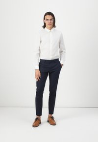 Pier One - 2 PACK - Camicia elegante - white/light blue Immagine in miniatura 1