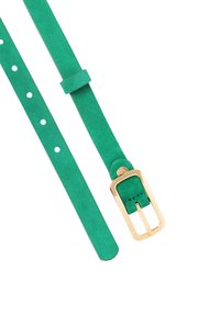 Cinturón de ante verde con una textura suave, que cuenta con una hebilla rectangular dorada y múltiples agujeros para ajuste.