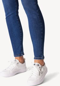 Tamaris BEQUEME SNEAKER MIT T-FLOW EFFECT - Tossud - white patent
