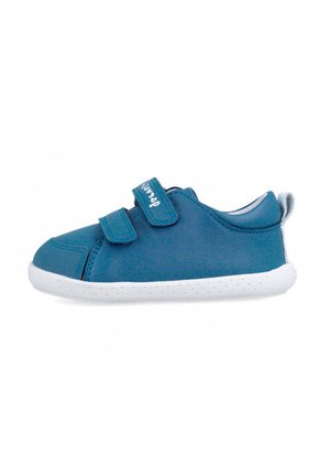 Zapato infantil azul con dos tiras de velcro y suela blanca, diseñado para fácil uso y comodidad.