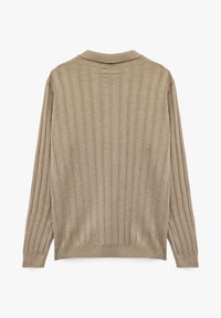 Suéter de punto beige de manga larga con textura de canalé vertical y un pequeño cuello, mostrado desde la parte posterior sobre un fondo blanco.