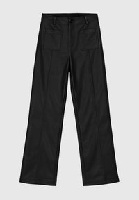 Pantalon large en simili cuir noir avec une texture lisse, doté de deux poches arrière et de coutures décoratives le long des coutures avant.