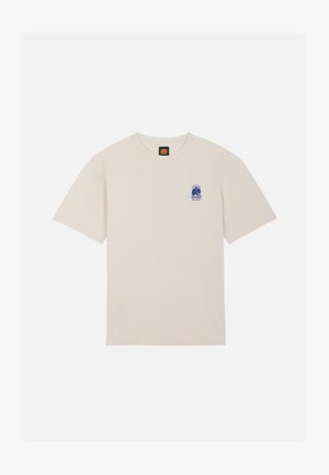 Camiseta beige de manga corta con pequeño logo azul de elefante y sol en el pecho izquierdo y cuello redondo.
