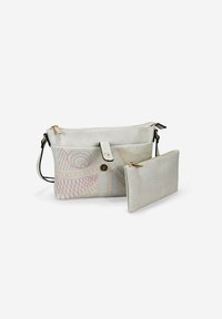 Bolso de piel gris claro con patrones en rosa y amarillo. Cuenta con un compartimento principal con cremallera, cierre a presión y un pequeño pouch extraíble.