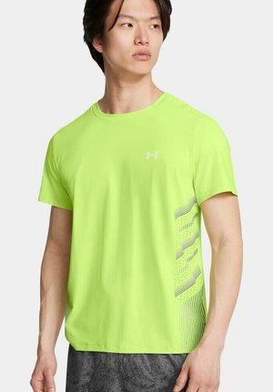 Camiseta deportiva de manga corta en verde neón con un diseño dinámico en los laterales y un logo reflectante en el pecho. Tejido suave y transpirable.