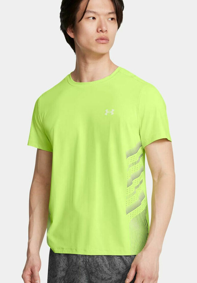 Camiseta deportiva de manga corta en verde neón con un diseño dinámico en los laterales y un logo reflectante en el pecho. Tejido suave y transpirable.