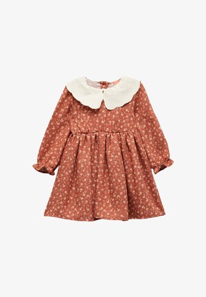 Un vestido color óxido con un collar bordado blanco. Presenta mangas largas, una cintura fruncida y un patrón floral en toda la tela.