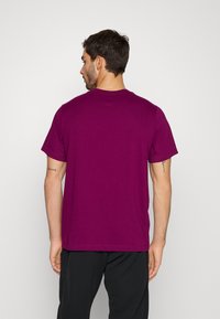 Nike Performance TEE CREW SOLID - T-shirt desportiva - sangria/black