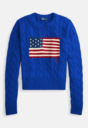 Camisa de malha azul com padrão de trança, apresentando um desenho de bandeira americana em malha. Decote redondo e bainha canelados. Logótipo da marca cosido na parte inferior.